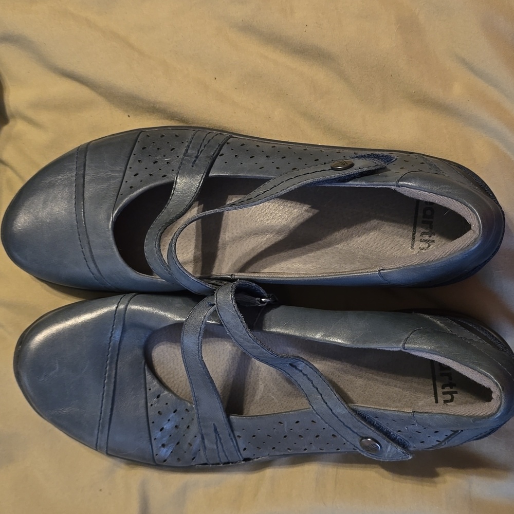 Size 11 Earth midnight blue flats with adjustable strap